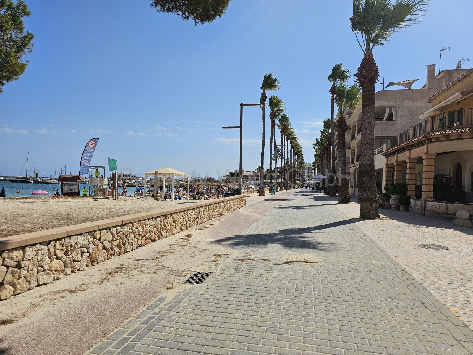 gemütliche Strandpromenade mit Restaurants und Geschäfte