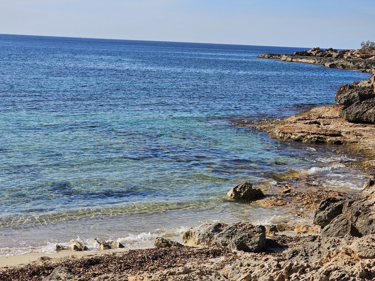 Strand Natur pur mit kristallklarem Wasser