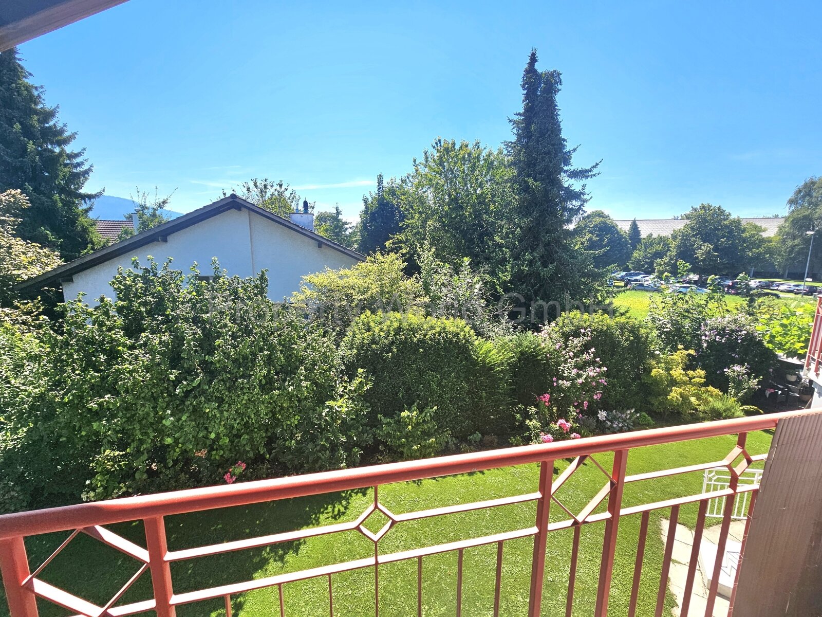 ein kleiner Balkon, angrenzend an das Schlafzimmer